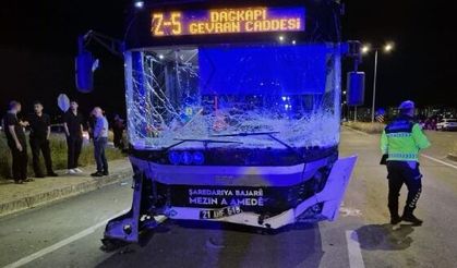Diyarbakır’da belediye otobüsü ile otomobil çarpıştı: Ölü ve yaralılar var!