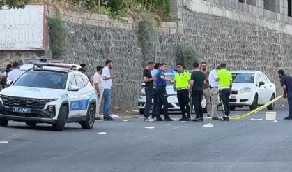 Diyarbakır’da esnaf, müşterisinin otomobilini kurşunladı!