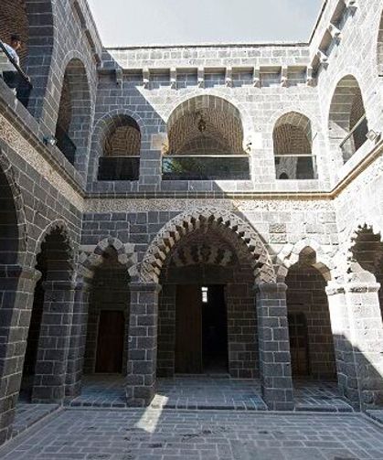 Anadolu’nun ilk üniversitesi Diyarbakır’da: Asırlık sütuncelerin sırrı