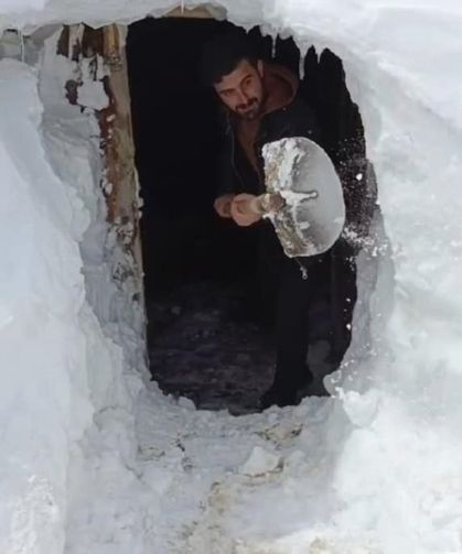 Bitlis’te vatandaşlar eve girebilmek için tünel açıyor