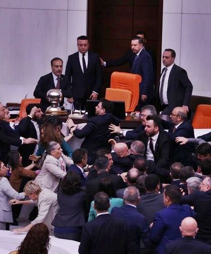 Meclis'te kavga eden vekillerin maaşları kesilecek!