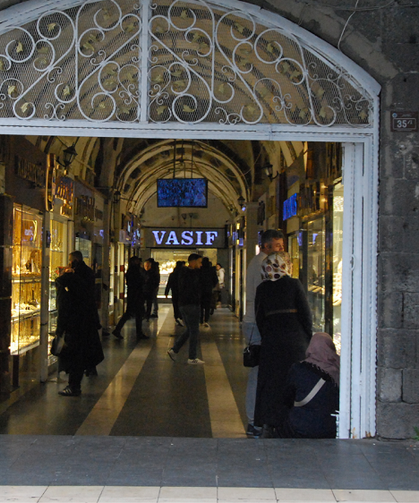 Altın fiyatı düştü herkes kuyumculara akın etti: Yastıkaltında kaç ton altın var?