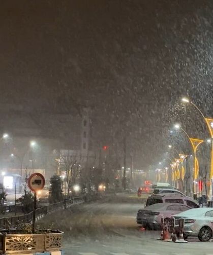 Diyarbakır’a yağmur Hakkari’ye lapa lapa kar yağdı!