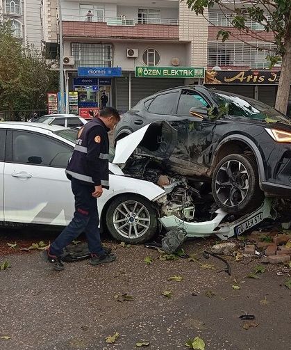 Diyarbakır aracı Siverek’te kaza yaptı: Yaralılar var