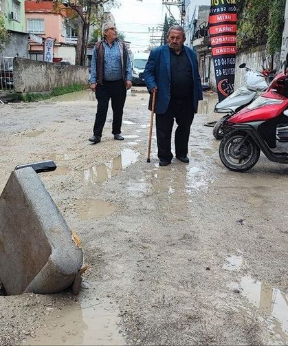 Yol çöktü vatandaş çözümü kanepe kolunda bulundu!