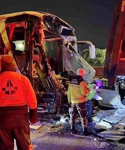 Yolcu otobüsü kaza yaptı: Ölü ve çok sayıda yaralı var!