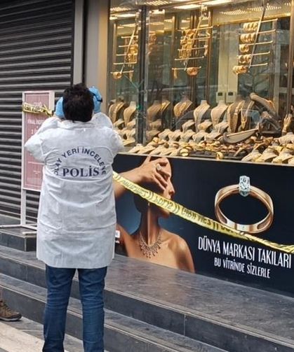 Silahlı kuyumcu soygunu: 1 kişiyi vurup çaldıkları altınlarla kaçtılar!
