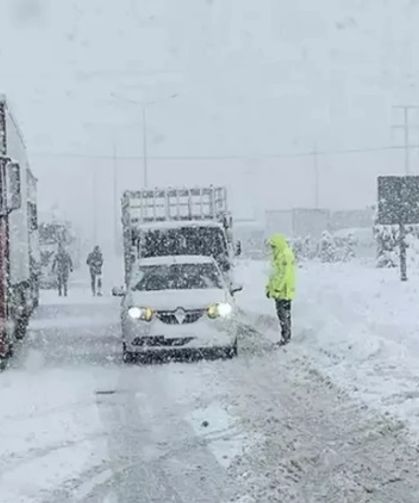 Bingöl - Diyarbakır yolu TIR'lara kapatıldı