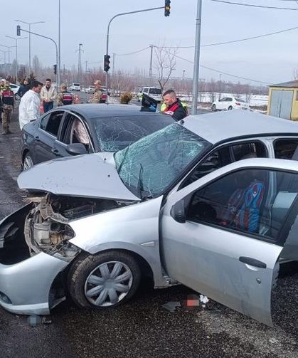 Bingöl'de kaza: Baba ve oğlu hayatını kaybetti, yaralılar var