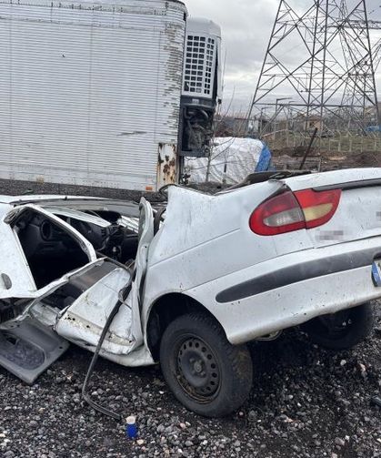 Bingöl'de trafik kazası: Otomobil hurdaya döndü, ölü var!