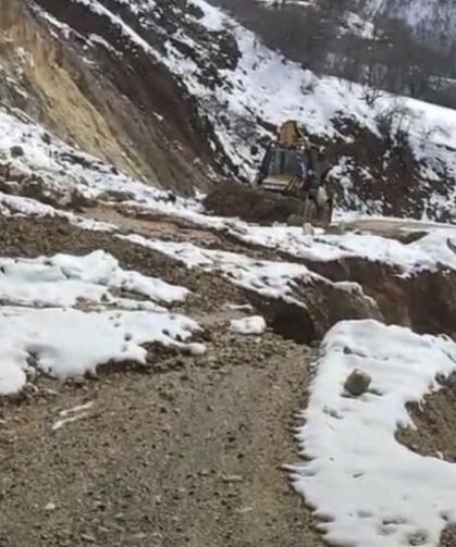 Diyarbakır’da heyelan: Kapanan yol ulaşıma açıldı