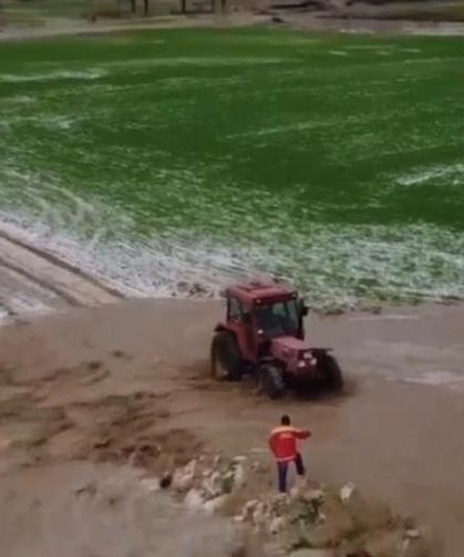 Diyarbakır’da tarlada mahsur kaldı, traktörle kurtarıldı