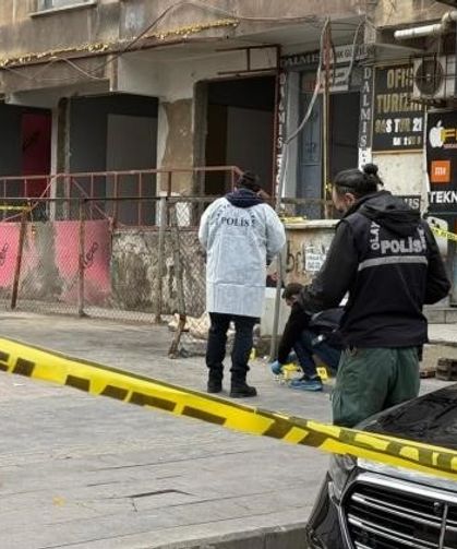 Diyarbakır'da 'tadilat' kavgası kamerada: Yaralılar var