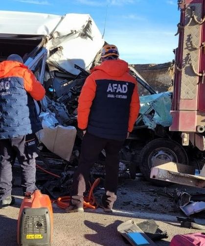 Öğrenci servisi TIR'a çarptı: Ölü ve yaralılar var!
