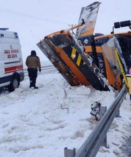 Van'da Karayollarına ait iş makinesi kaza yaptı: Ölüler var!