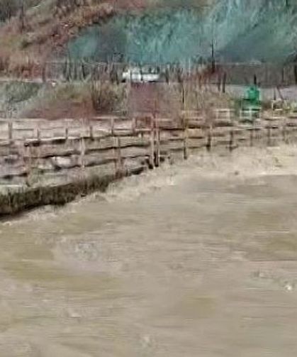 Diyarbakır’da dere taştı, köprü su altında kaldı!