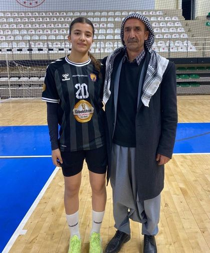 Babası maçı tribünden izledi: Viranşehirli Zehra 5 gol attı!