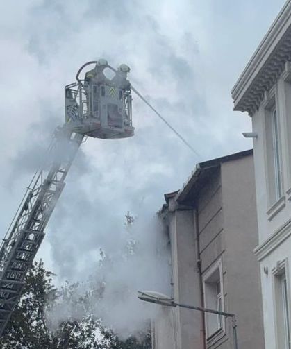 3 katlı binada yangın çıktı: Ölü ve ağır yaralılar var