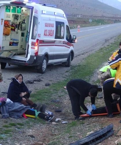 Batman'da otomobil yol kenarına yuvarlandı: 3'ü ağır 5 yaralı