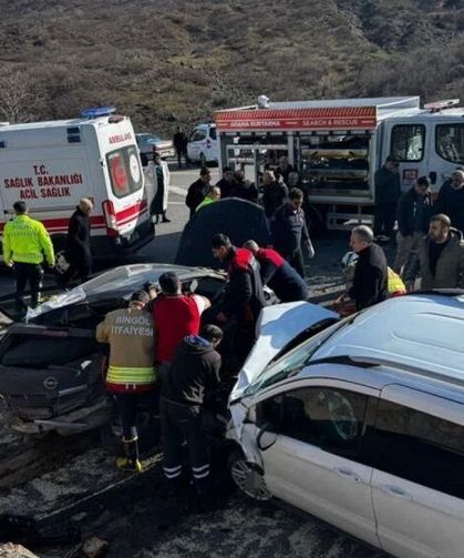 Bingöl’de araçlar çarpıştı: Ölüler ve ağır yaralılar var