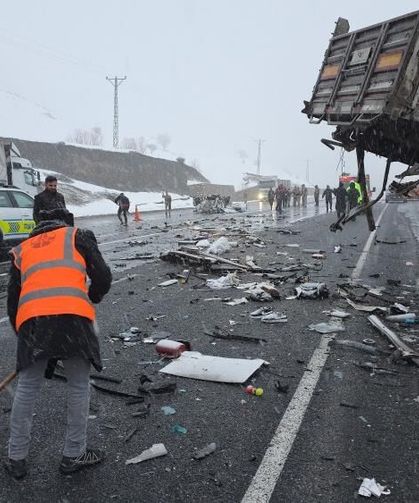 Bitlis–Van yolunda feci kaza: Ölü ve yaralılar var!
