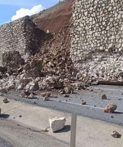 Diyarbakır yolundaki istinat duvarı yıkıldı