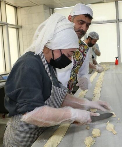 Diyarbakır’da bu işyerinde tatlılar kadın ustanın elinden çıkıyor