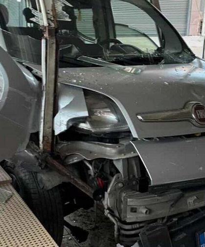 Diyarbakır’da önce çarpıştı, sonra işyerine daldı