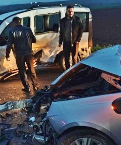 Diyarbakır’da otomobil ile hafif ticari araç çarpıştı: 1’i ağır, 4 yaralı