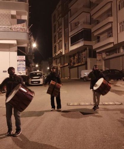Diyarbakırlı aile 40 yıldır halay davulu ile sahura uyandırıyor