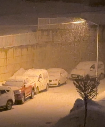 Nisan kapıda, kar Yüksekova’da: Bir gecede beyaza gömüldü!