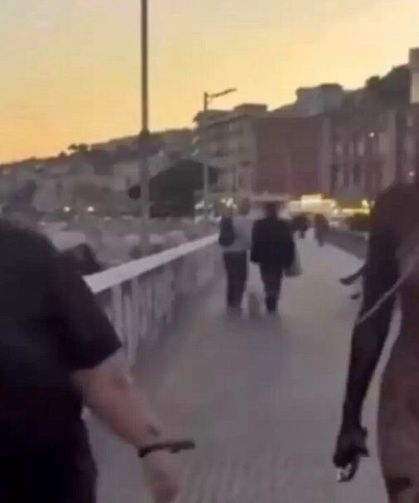 Olay görüntüler: Kız arkadaşına tasma takıp gezdirdi