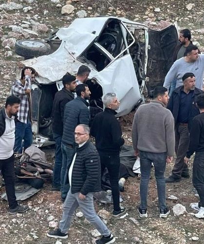 Siirt- Batman yolunda otomobil hurdaya döndü: 3 ağır yaralı
