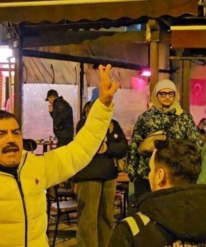 Ünlü oyuncu yürüyüşe ‘bozkurt’ işareti yaptı