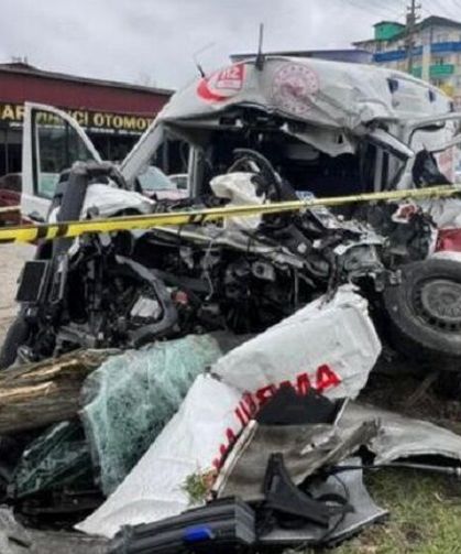 Vakaya giden ambulans kaza yaptı: Ölü ve yaralılar var