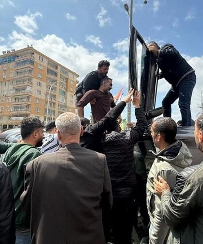 Diyarbakır’da otomobil yan yattı: Sürücü için seferber oldular!
