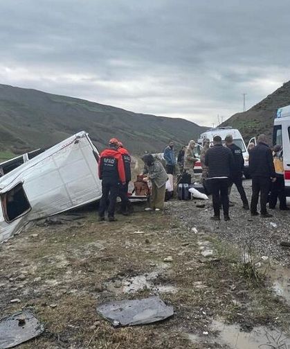 Muş’ta yolcu minibüsü kaza yaptı: Çok sayıda yaralı var