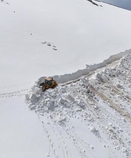 Nisan sonunda 4 metre kar yağdı: İlginç görüntüler ortaya çıktı!