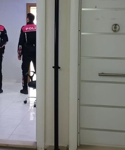 Plazada silahlı kavga: 1 ölü; baba-oğul yakalandı