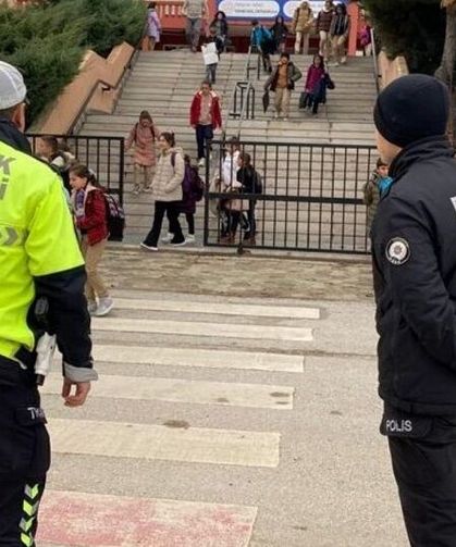 İzmir'de okula saldırı hazırlığı iddiası: 8 öğrenci gözaltında