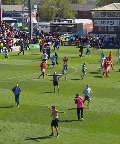 Şampiyonluk kutlarken sahaya indiler: 90+13'te gelen golle yıkıldılar!