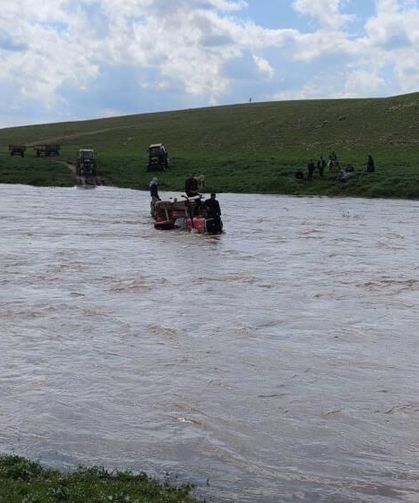 Şanlıurfa’da derenin ortasında traktörde mahsur kaldılar