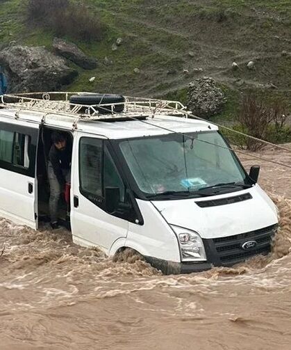 Siirt'te taşan derede mahsur kalan minibüste hayatını kaybetti!