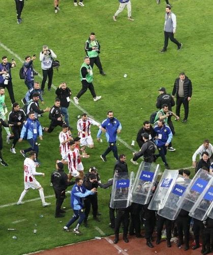 Play off gecesi olaylı bitti: Stat karıştı, sahadan polis kalkanıyla çıkabildiler