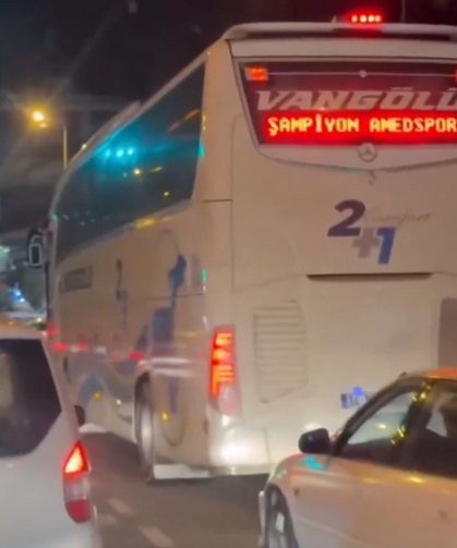 Trabzon’da "Amedspor" gerginliği: Otobüsün önünü kestiler!