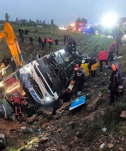 Yolcu otobüsü şarampole devrildi: Çok sayıda ölü ve yaraları var!