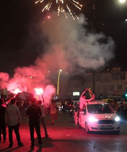 Amedspor kutlamalarında 3 iş yeri ve 1 araç yandı: İtfaiye personeli yaralandı!