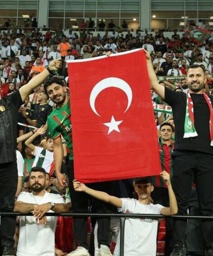 Amedspor taraftarları Türk bayrağı açtı!