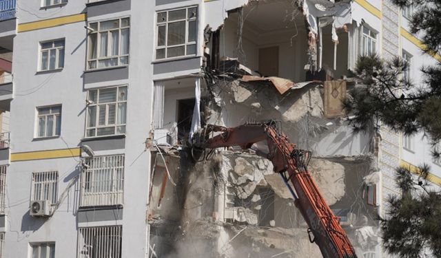 Diyarbakır'da hasarlı bina tek dokunuşla yıkıldı: İşte adresi