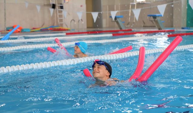 Diyarbakır’da minikler yüzmeyi öğreniyor